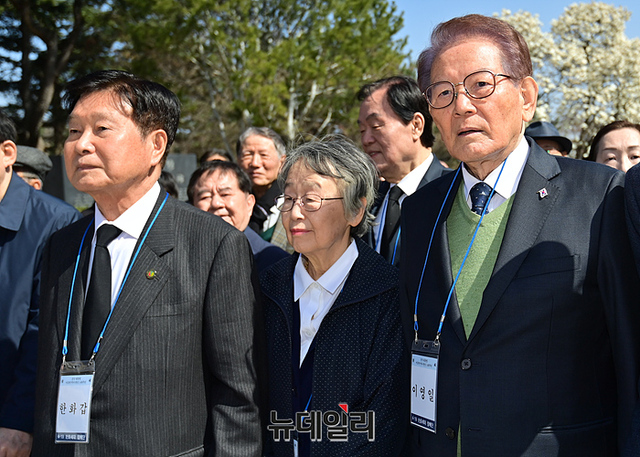 ▲ 4.19 세대 각계 원로들이 지난달 26일 서울 동작구 국립서울현충원을 찾아 이승만 전 대통령 묘역에 참배했다. 왼쪽부터 한화갑 전 의원, 이인호 전 KBS 이사장, 이영일 전 의원. ⓒ서성진 기자
