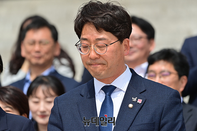 ▲ 강성희 전주을 진보당 의원이 지난 10일 오전 국회 본청 계단에서 윤석열 대통령을 규탄 기자회견을 하고 있다. ⓒ이종현 기자