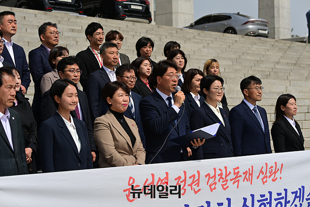 ▲ 강성희 전주을 진보당 의원이 지난 10일 오전 국회 본청 계단에서 윤석열 대통령을 규탄 기자회견을 하고 있다. ⓒ이종현 기자