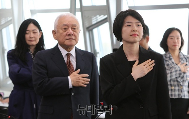 ▲ 김한길 국민통합위원장이 13일 오전 세종시청 대회의실에서 열린 세종시-국민통합위-세종시의회’ 간 국민통합 증진을 위한 업무협약에서 국민의례를 하고 있다.ⓒ이길표 기자