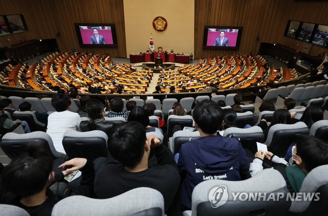 ▲ 13일 오전 국회 본회의장을 견학 온 초등학생들이 전원위원회를 지켜보고 있다.ⓒ연합뉴스