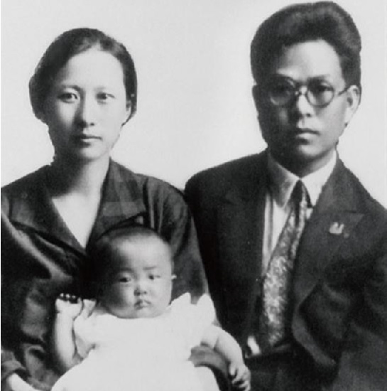 ▲ 모스크바의 28세 박헌영과 27세 부인 주세죽. 어린 딸은 소련으로 탈출길에 기차에서 출산한 비비안나.(자료사진)