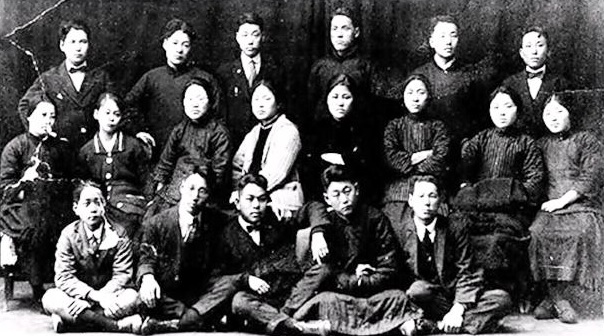 ▲ 모스크바 국제레닌학교 교육생들. 앞줄 왼쪽에서 두번째가 김단야. 그 옆 중앙이 박헌영. 주세죽은 두번째줄 왼쪽 끝.(자료사진)