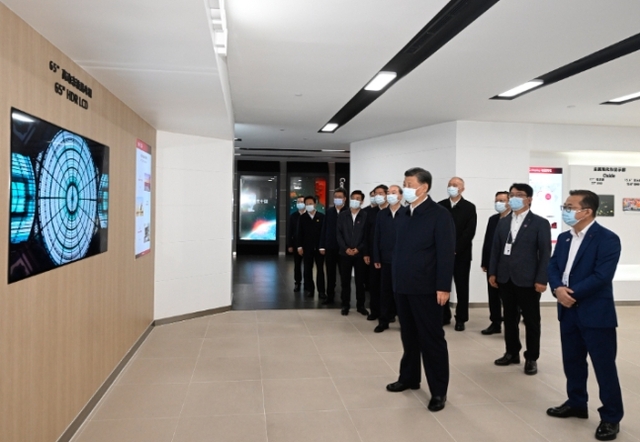 ▲ 지난 12일 시진핑 중국 국가주석이 LG디스플레이 광저우 공장을 방문했다. ⓒ인민일보 캡쳐