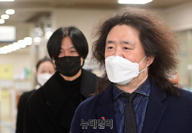 ▲ '공직 선거법 위반 혐의'로 11일 재판에 넘겨진 방송인 김어준 씨와 주진우 씨가 항소심 선고 기일에 참석하기 위해 서울중앙지방법원에 출석하고 있다. ⓒ정상윤 기자