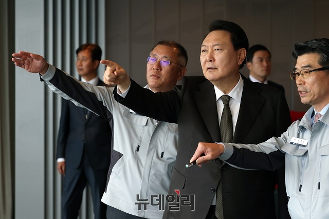 ▲ 윤석열 대통령이 11일 오후 경기 화성시 기아 자동차 공장을 찾아 정의선 현대차그룹 회장(왼쪽), 송호성 기아 대표이사로부터 설명을 듣고 있다.ⓒ대통령실 제공