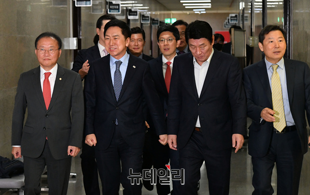 ▲ 김기현 국민의힘 대표가 윤재옥 원내대표가 지난 12일 오전 국회에서 열린 당대표 및 최고위원 중진의원 연석회의에 참석하기 위해 입장하고 있다.ⓒ이종현 기자
