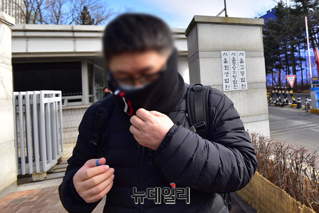 ▲ 대장동 개발·특혜 의혹의 핵심인물인 정영학 회계사가 2022년 1월17일 오후 서울 서초구 중앙지법에서 열린 오전 공판을 마친 직후 법원을 나서고 있다. ⓒ뉴데일리 DB