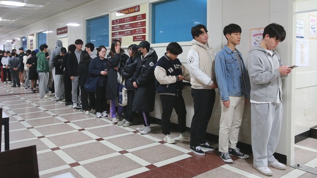 ▲ 천안의 아침밥을 먹기 위해 중원대 학생들이 긴 줄을 서서 기다리고 있다.ⓒ중원대