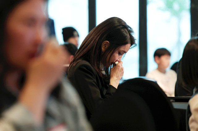 ▲ 윤석열 대통령 부인 김건희 여사가 13일 오후 서울 영등포구 63스퀘어에서 열린 히어로즈 패밀리 프로그램 출범식에서 2020년 한강 투신 실종자 잠수 수색 중 순직한 고 유재국 경위의 배우자 편지 낭독을 들으며 눈물을 훔치고 있다. ⓒ뉴시스