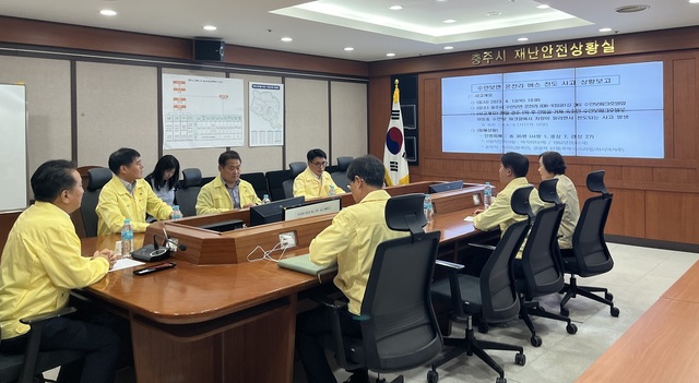 ▲ 김영환 충북도지사가 13일 오후 충주시청 상황실에서 시 관계자로부터 이스라엘 관광객 버스 사고와 관련해 보고를 받고 있다.ⓒ충주시