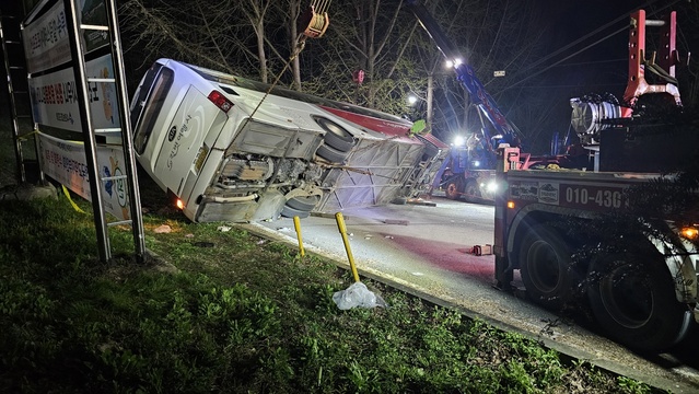 ▲ 충북 충주시 수안보 버스 전도 사고 현장 수습장면.ⓒ송영훈 객원기자
