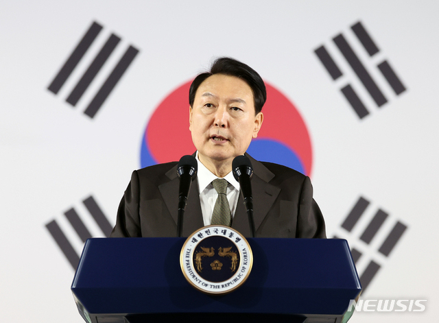 ▲ 윤석열 대통령이 11일 경기도 화성 기아 오토랜드 화성에서 열린 전기차 전용공장 기공식에서 축사하고 있다. ⓒ뉴시스