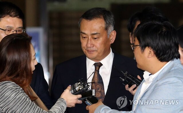 ▲ 지난 2015년 5월 서울 중앙지검에서 기자들의 질문을 받고 있는 장세주 회장. ⓒ연합뉴스