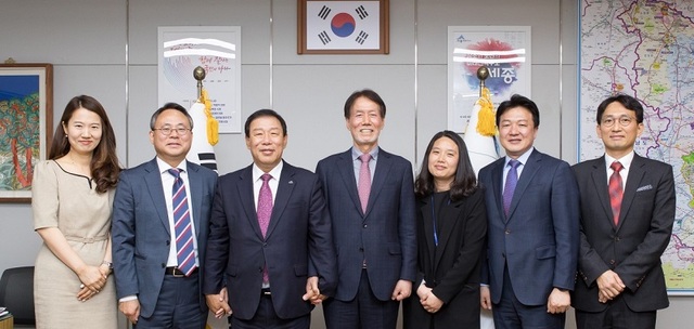 ▲ 최민호 세종시장(왼쪽 세 번째)이 14일 집무실에서 유민봉 시도지사협의회 사무총장(왼쪽 네 번째)을 만나 39만 세종시민을 대신해 사무소 설치에 대한 환영의 뜻을 전달하고 기념촬영을 하고 있다.ⓒ세종시