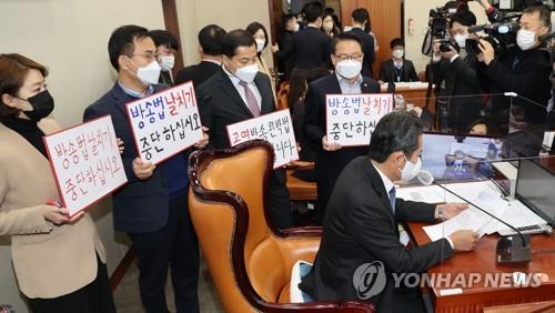 ▲ 방송법 개정안 반대 피켓시위하는 언론인 출신 국민의힘 의원들.ⓒ연합뉴스