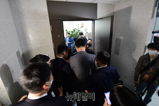 ▲ 검찰 관계자들이 지난 12일 오전 국회 의원회관 윤관석 더불어민주당 의원 사무실을 압수수색 하기 위해 들어서고 있다. 윤 의원은 더불어민주당 전당대회 불법 정치자금 수수 의혹을 받고 있다. ⓒ이종현 기자