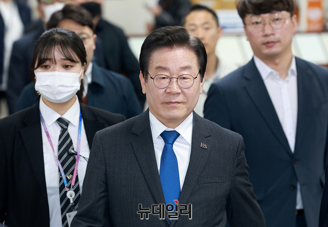 ▲ 공직선거법 위반 혐의로 기소된 이재명 더불어민주당 대표가 14일 오전 서울 서초구 중앙지법으로 네번째 공판에 출석하고 있다. ⓒ정상윤 기자