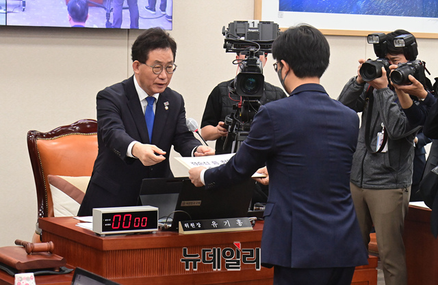 ▲ 유기홍 교육위원회 위원장이 14일 오전 국회 교육위원회에서 열린 정순신 자녀 학교폭력 진상조사 및 재발 방지대책 수립을 위한 청문회에서 관계자에게 정순신 등 청문회 불출석 증인 동행요구서를 전달하고 있다. ⓒ이종현 기자