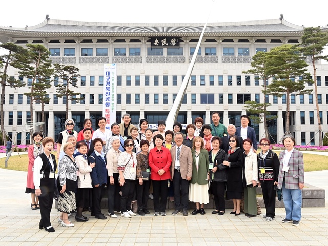 ▲ ‘카자흐스탄 고려인노인대학 모국방문단’ 34명이 14일 경북도청을 방문해 이달희 경제부지사를 예방하고 청사 견학 및 ‘카자흐스탄 고려인노인대학 한글작품전시전’을 관람했다.ⓒ경북도