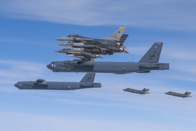 ▲ 공군이 14일 한반도 상공에서 우리측 F-35A 전투기와 미측 B-52H 전략폭격기가 참여한 가운데 연합공중훈련을 실시하는 모습 ⓒ사진=국방부 제공