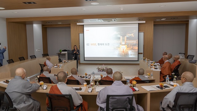 ▲ 이영경 총장이 지난 13일 ‘통하는 설법회’ 세미나에서 특강하고 있다.ⓒ동국대 WISE캠퍼스