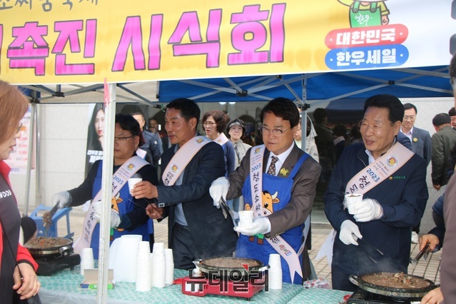 ▲ 14일 열린 한우촉진소비대회에서 김하수 군수(오른쪽 두번째)가 한우 시식행사를 갖고 있다.ⓒ뉴데일리