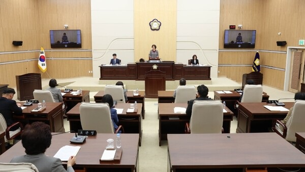 ▲ 대전 동구의회는 14일 제271회 임시회 제4차 본회의를 개의하여 조례안·규칙안·결의안 등 14개 안건을 심의·의결했다.ⓒ동구의회