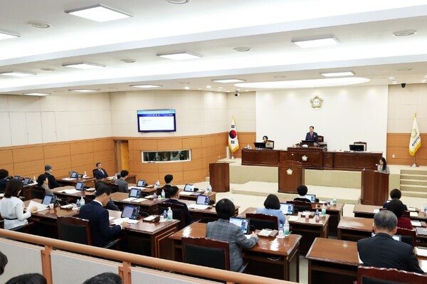 ▲ 대전 유성구의회가  민생경제 회복을 위해 지난 14일부터 오는 26일까지 13일간 제262회 임시회에 돌입했다.ⓒ대전유성구의회