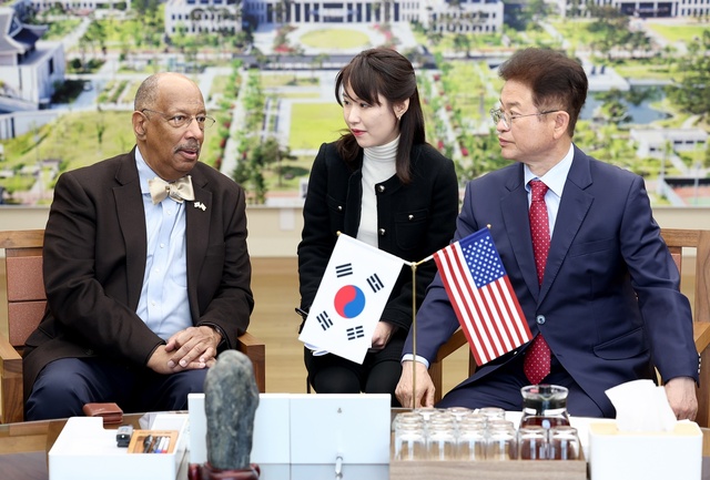 ▲ 이철우 경북도지사는 지난 15일 미국 뉴저지주 고든 M.존슨 상원의원과 최미숙 대뉴욕주상공회의소 부회장 일행 등과 만나 상호협력을 위한 다양한 의견을 교환했다.ⓒ경북도