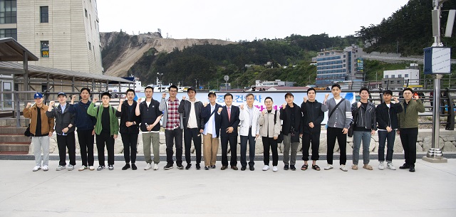 ▲ 울릉군은 지난 15일 올해 새롭게 배치받은 공중보건의사 16명에 대한 직무교육을 울릉군 보건의료원에서 실시하고 기념촬영을 하고 있다.ⓒ울릉군