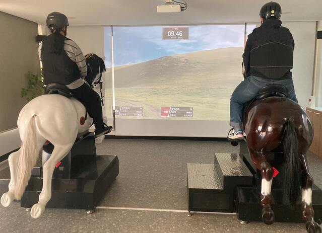 ▲ 영천시(시장 최기문)보건소는 지난 13일 성운대학교 재활승마장에서 장애인 재활승마 교실을 시작했다.ⓒ영천시