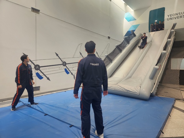 ▲ 에어프레미아 비상 탈출 슬라이드 훈련. ⓒ도다솔 기자