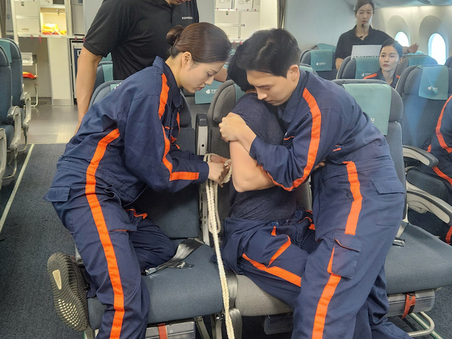 ▲ 에어프레미아 신입 객실 승무원들이 기내 난동 진압 훈련을 진행하고 있다. ⓒ도다솔 기자