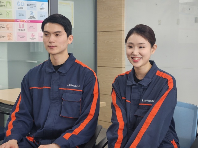 ▲ 이준희(왼쪽부터) 에어프레미아 신입 객실 승무원 훈련생과 정혜림 훈련생이 기자의 질문에 답하고 있다. ⓒ도다솔 기자