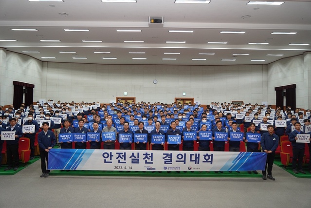 ▲ 현대로템 노사가 14일 오전 창원공장에서 열린 안전실천 결의대회에 참석해 안전을 최우선하는 사업장을 만들기로 결의했다.ⓒ현대로템
