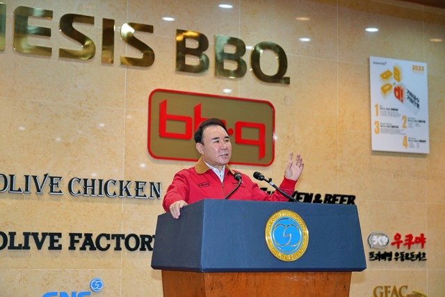 ▲ 윤홍근 제너시스BBQ 그룹 회장이 지난 3월 치킨대학에서 신입사원 교육에서 인사말을 하는 모습.ⓒ제너시스BBQ