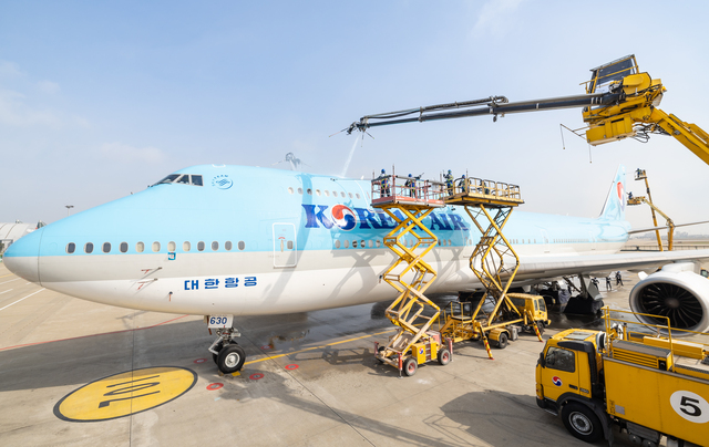 ▲ 17일 인천국제공항에 위치한 대한항공 정비 격납고에서 보잉747-8i 항공기를 세척하고 있다. ⓒ대한항공