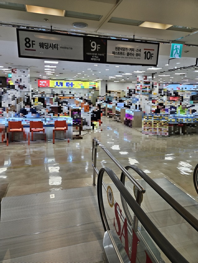 ▲ 서울 신도림 테크노마트 9층 휴대폰 집단상가ⓒ김병욱 기자