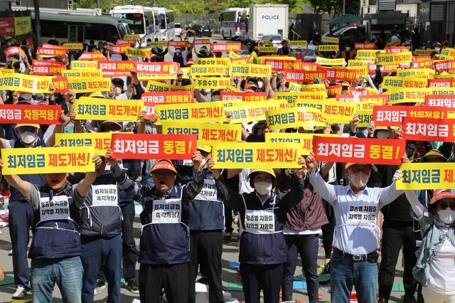 ▲ 최저임금 동결 주장.ⓒ연합뉴스