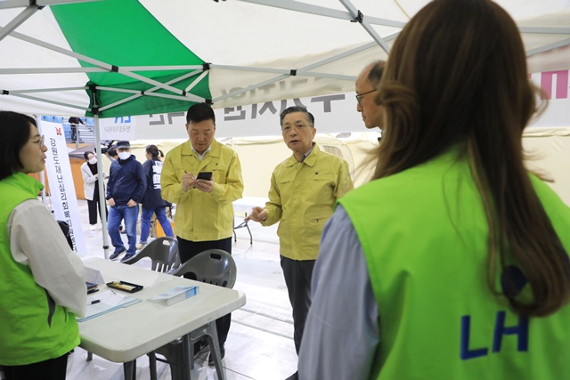 ▲ 이한준 LH 사장(가운데)이 임시 대피소가 마련된 강릉아레나에서 산불피해 상황과 주거 지원대책을 점검하고 있다. ⓒ한국토지주택공사