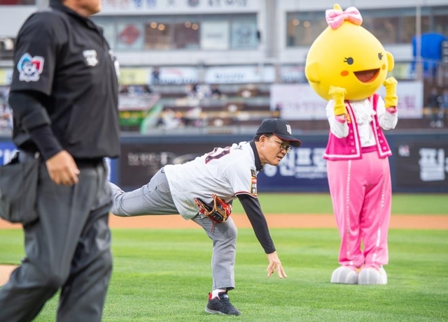 ▲ 에쓰오일 안종범 수석부사장이 14일 수원 kt 위즈파크에서 열린 KBO리그 KT위즈 대 한화이글스 경기 시구를 하고 있다. ⓒ에쓰오일 제공