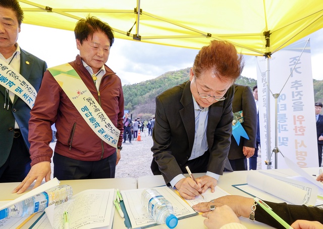 ▲ 이철우 경북도지사가 지난 11일 성주호 둘레길 준공식과 건강문화캠퍼스 준공식에 참석해 서명하고 있다.ⓒ성주군