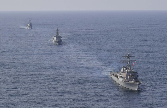 ▲ 한미일 3국 해군이 17일 동해상에서 미사일방어훈련을 실시했다. 앞쪽부터 미 해군 벤폴드함, 한국 해군 율곡이이함, 일본 해상자위대 아타고함. ⓒ해군