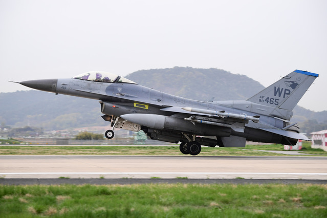 ▲ 미 공군 F-16 전투기가 한미 연합편대군종합훈련을 위해 지난 14일 광주기지에 착륙하고 있는 모습. ⓒ공군