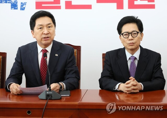 ▲ 김기현 국민의힘 대표가 17일 오전 국회에서 열린 주요당직자 임명장 수여식에서 인사말을 하고 있다. 오른쪽은 황정근 당 중앙윤리위원장.ⓒ연합뉴스