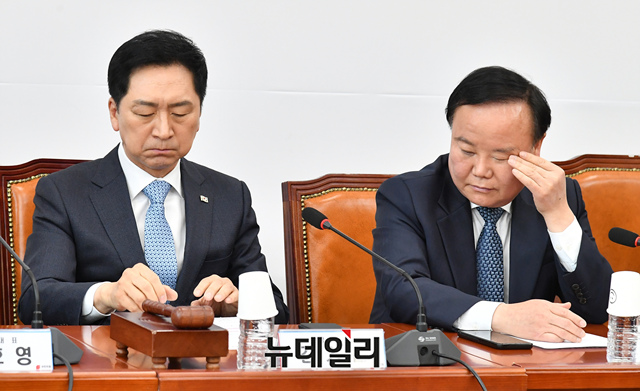 ▲ 김재원 국민의힘 최고위원이 지난달 30일 오전 국회에서 열린 최고위원회의에 참석해 침통한 표정으로 앉아 있다.ⓒ이종현 기자