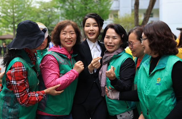 ▲ 윤석열 대통령 부인 김건희 여사가 14일 대전 서구에서 새마을회 회원들과 함께 독거노인 및 소외계층을 위한 이동식 빨래방 봉사활동을 마친 뒤 기념촬영하고 있다. ⓒ뉴시스