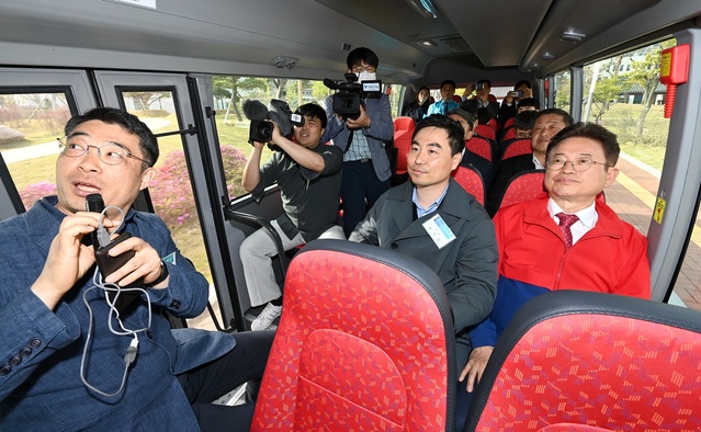 ▲ 시승식에는 이철우 경북도지사, 김대진·이형식 경북도의원을 비롯해 경북경찰청 등 교통관련 기관·단체 관계자 등 50여 명이 참석해 실제 도로의 시험운행구간을 달리는 자율주행 버스를 체험했다.ⓒ경북도