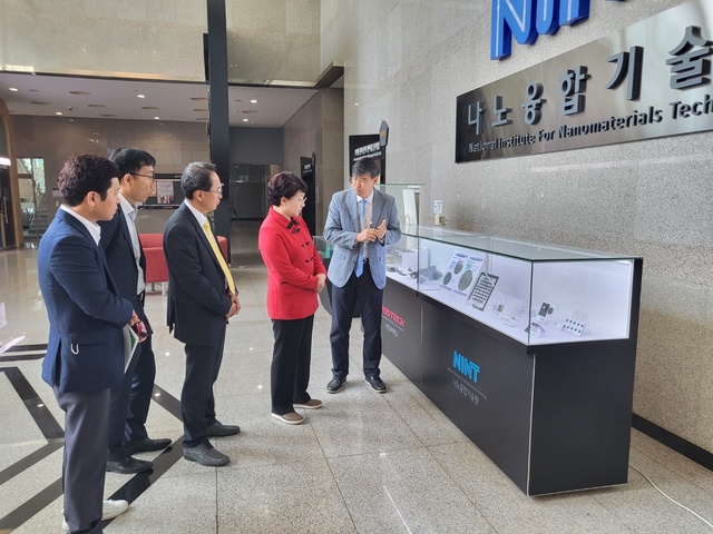 ▲ 이달희 부지사는 나노융합기술원에서 반도체, 디스플레이 등 전자산업에 나노기술이 활발히 활용되고 있는 현실을 감안해 국내 나노기술 발전 방안과 기업이 혁신 성장할 수 있는 산업 생태계 조성 방향에 대해 심도 있는 의견을 교환했다.ⓒ경북도